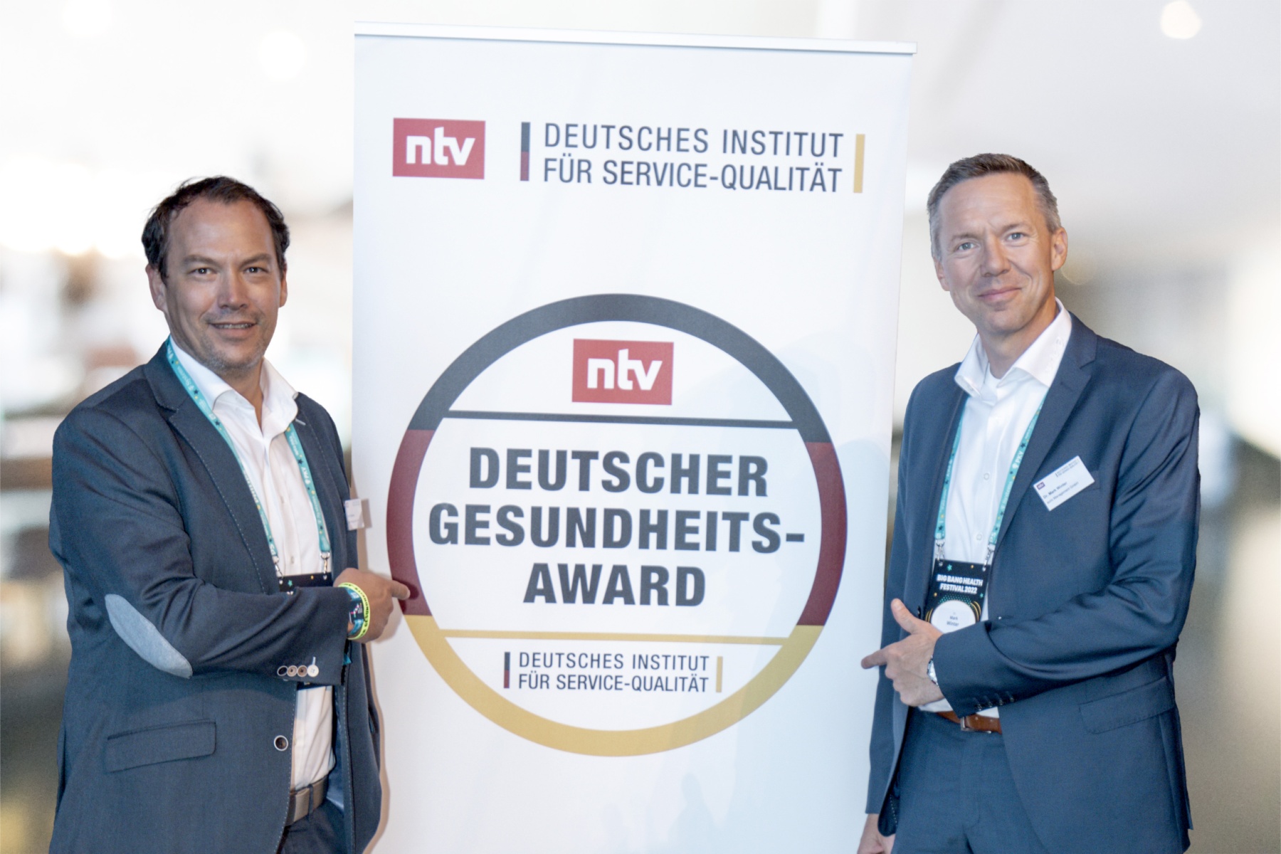 auric GF Jan Feldeisen und Mark Winter freuen sich ueber Gesundheits Award