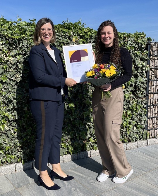 Auszeichnung für gehörlose Studentin der Hochschule Pforzheim – Vanessa Gerber (re.) erhält von Jessica Wolter, Account Manager Clinics bei Cochlear Deutschland (li.), die Urkunde zum Graeme Clark Stipendium 2024 (Foto: Cochlear Deutschland GmbH & Co. KG) 