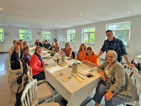 Gruppenbild am Tisch