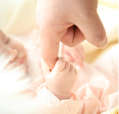 Bild  Erwachsenenhand, Baby hält einen Finger der Hand - Pixbay