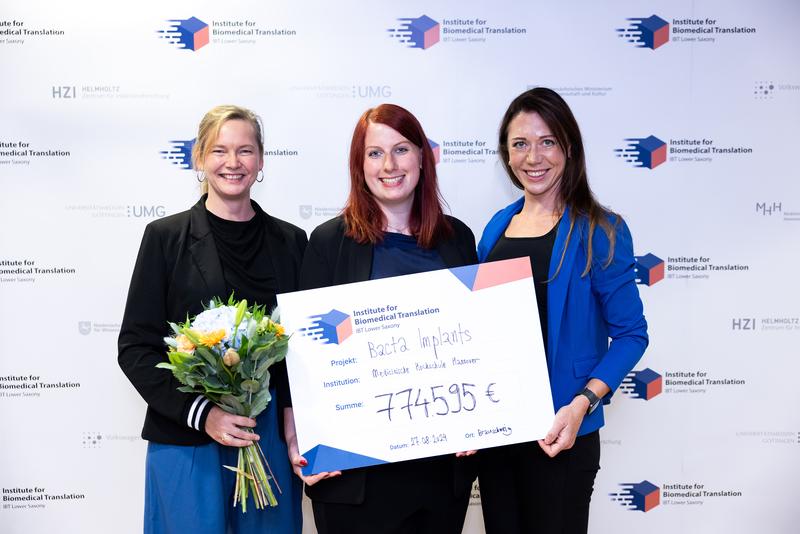 Freut sich über den Sieg beim IBT-Start-up-Wettbewerb: Das Team des MHH-Projekts „Bacta Implants“ (von links) mit PD Dr. Verena Scheper, Martina Knabel und Annika Buchholz.