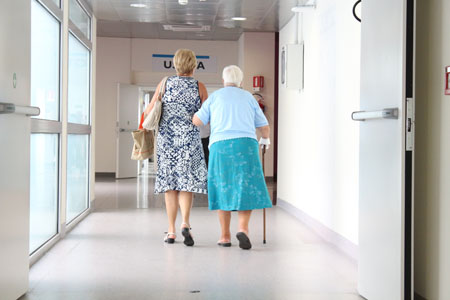 Senor im krankenhaus wird über gang geführt sarcifilippo 450