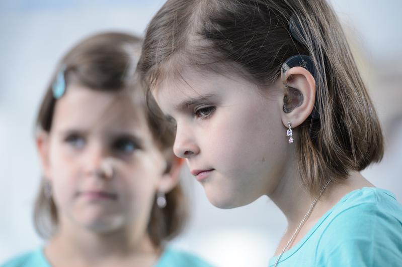 Diese Zwillingsmädchen sind von einer angeborenen, beidseitigen Hörminderung betroffen. Mit einem neuen Zentrum will sich das Uniklinikum Würzburg in Zukunft noch stärker solchen genetischen Innenohrstörungen widmen.  Bild: Daniel Peter / Uniklinikum Würzburg  