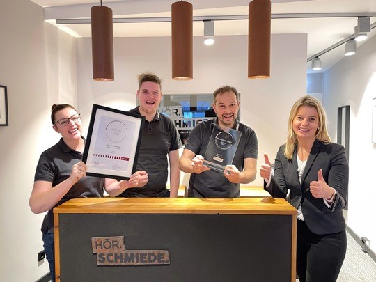 Hörschmiede aus Lüneburg gewinnt Smart Hearing Award 2021 – Jury-Mitglied Marina Teigeler, Direktorin Marketing und Produktmanagement der GN Hearing (re.), übergab den Preis an Julia Kahl, Stephan Hennecke und Christian Geiger (von li. nach re.) vom Team der Hörschmiede (Foto: Schaarschmidt) 